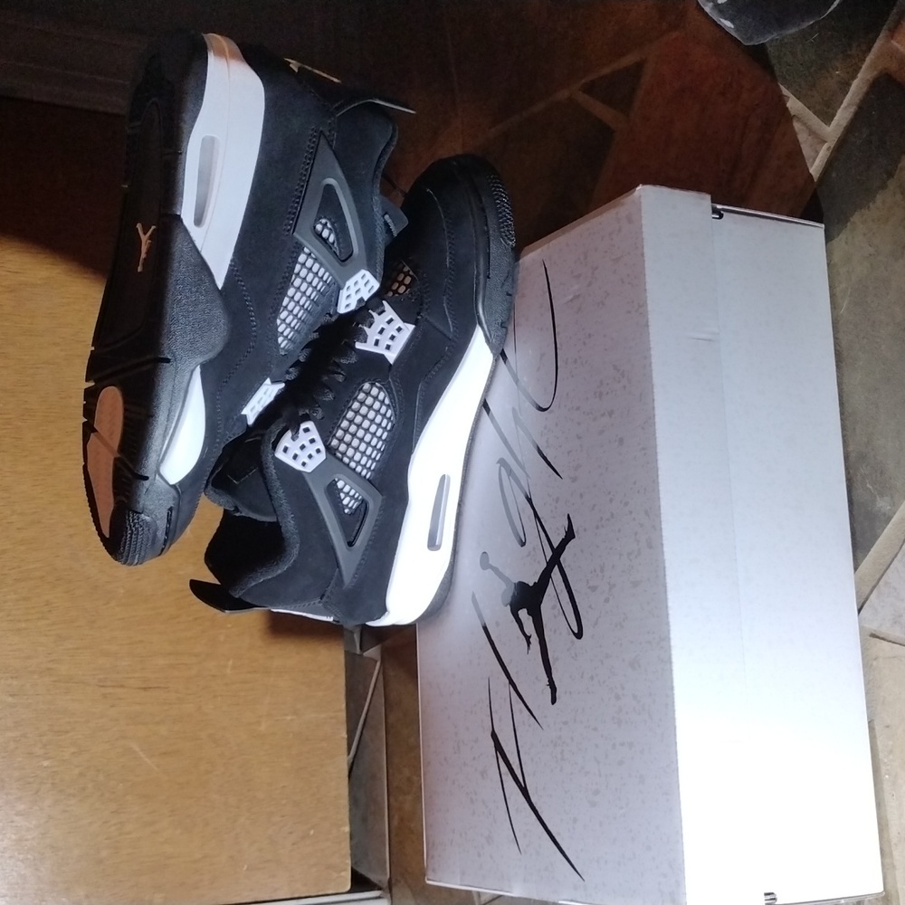 New air Jordan 4 black/white thunders size 7